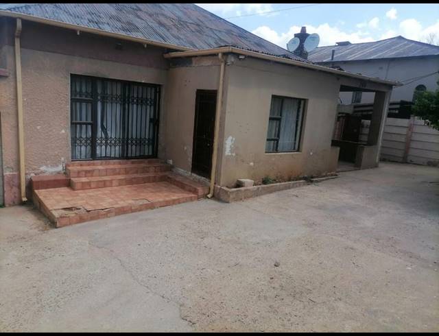 6 BEDROOM HOUSE FOR SALE IN BEZUIDENHOUT VALLEY